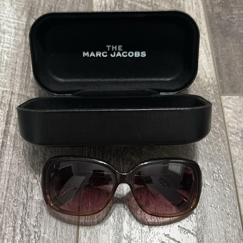 MARC BY MARC JACOBS SUNGLASSES W/ BRANDED CASE - Picture 9 of 10